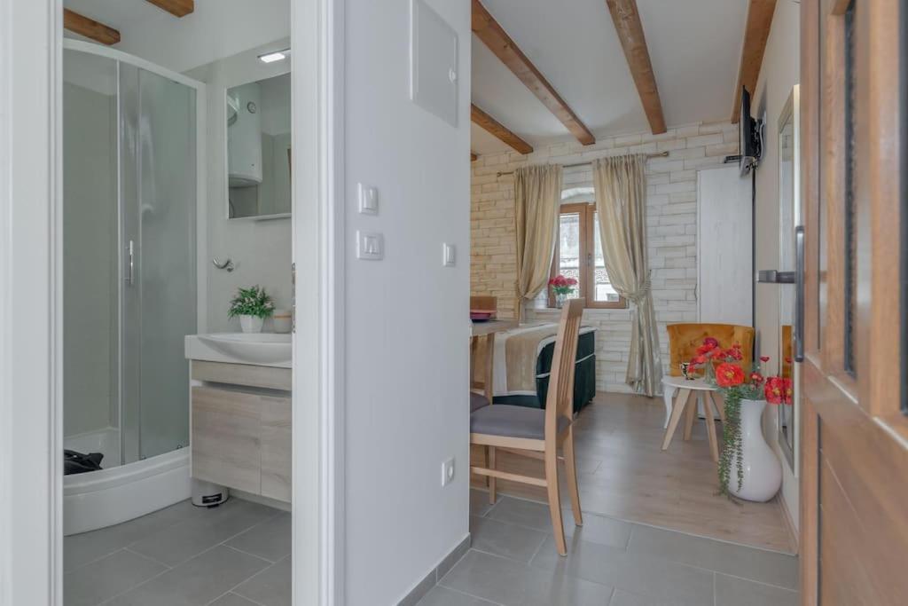 Diva 1,Stylish Old Town Studio Apartment Near Beach สปลิท ภายนอก รูปภาพ