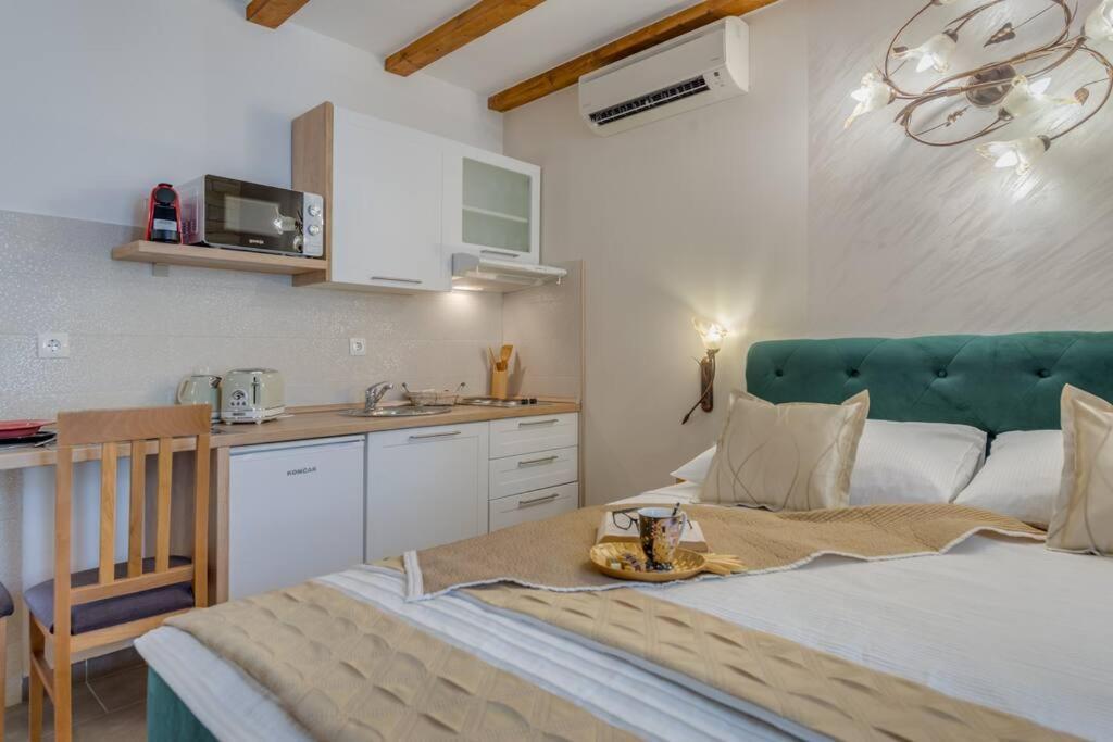 Diva 1,Stylish Old Town Studio Apartment Near Beach สปลิท ภายนอก รูปภาพ