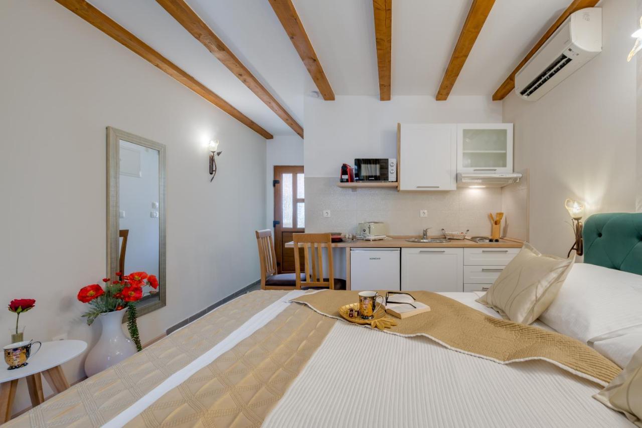 Diva 1,Stylish Old Town Studio Apartment Near Beach สปลิท ภายนอก รูปภาพ